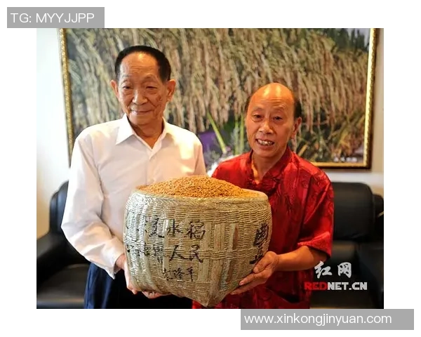 泪目！湘超看台现袁隆平巨型画像，袁爷爷逝世1659天，接您回家